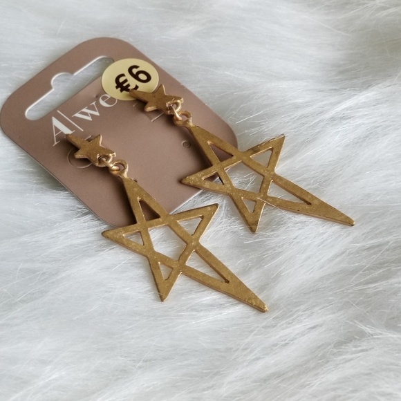 🆕️⭐ 3/$18 Gold Shooting Star Dangle  Earrings - Picture 2 of 8